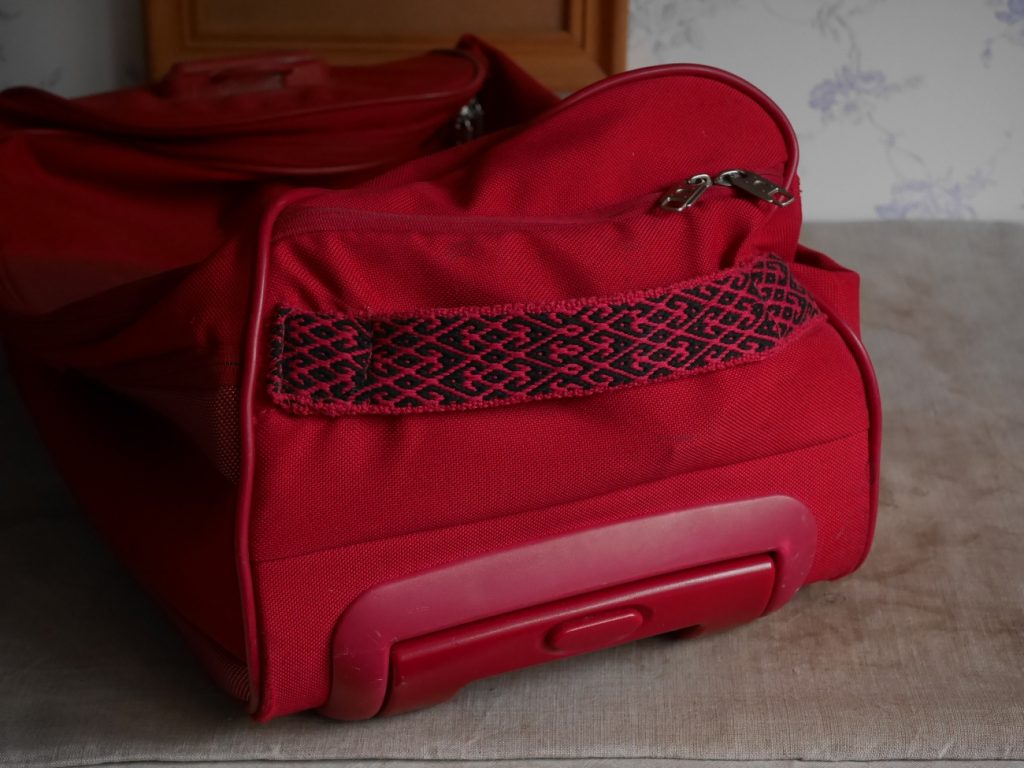 réparer un bagage abîmé avec un tissage artisanal sur métier à bandes