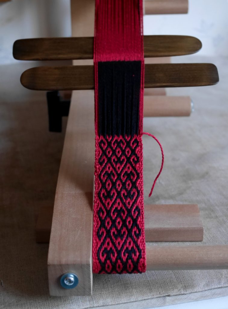 réparer un bagage abîmé avec un tissage artisanal sur métier à bandes