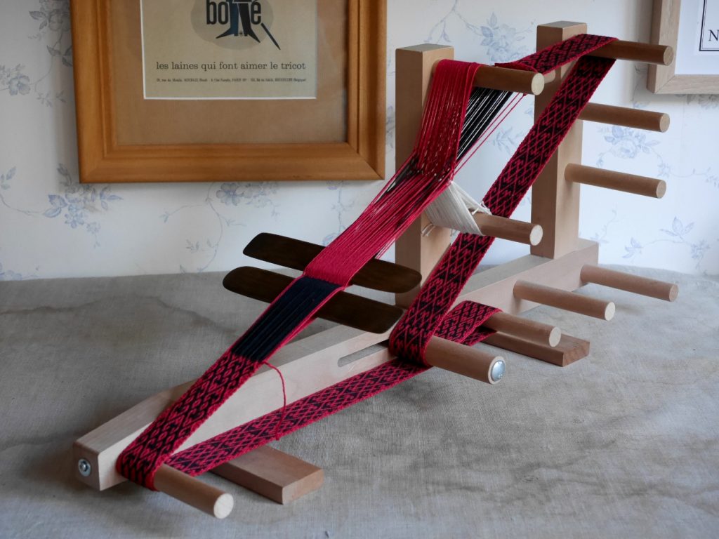 réparer un bagage abîmé avec un tissage artisanal sur métier à bandes