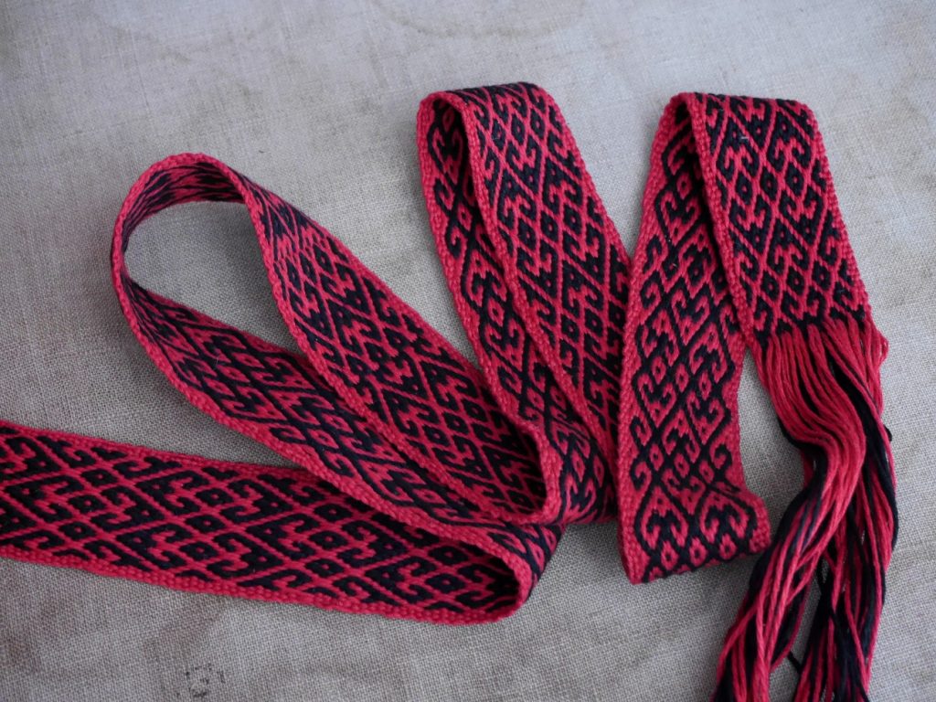 réparer un bagage abîmé avec un tissage artisanal sur métier à bandes