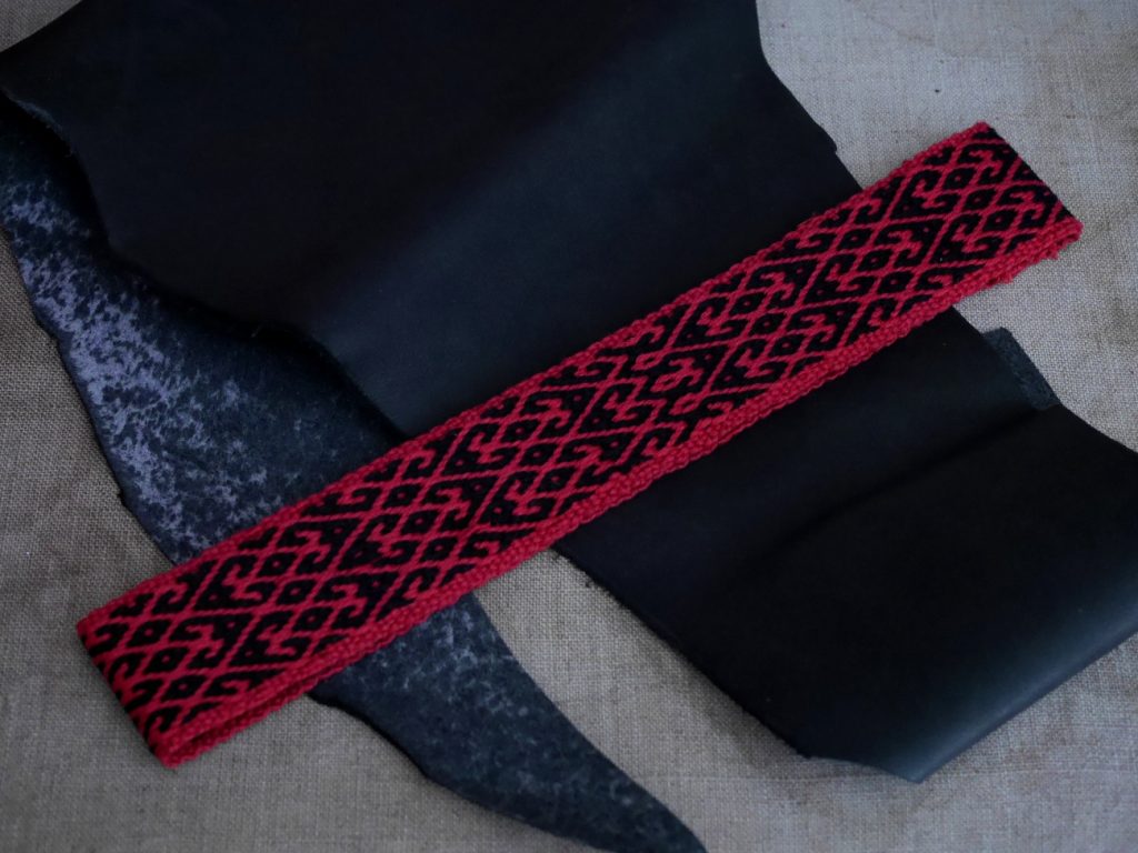 réparer un bagage abîmé avec un tissage artisanal sur métier à bandes