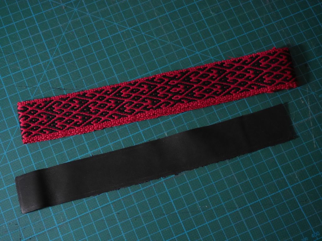 réparer un bagage abîmé avec un tissage artisanal sur métier à bandes