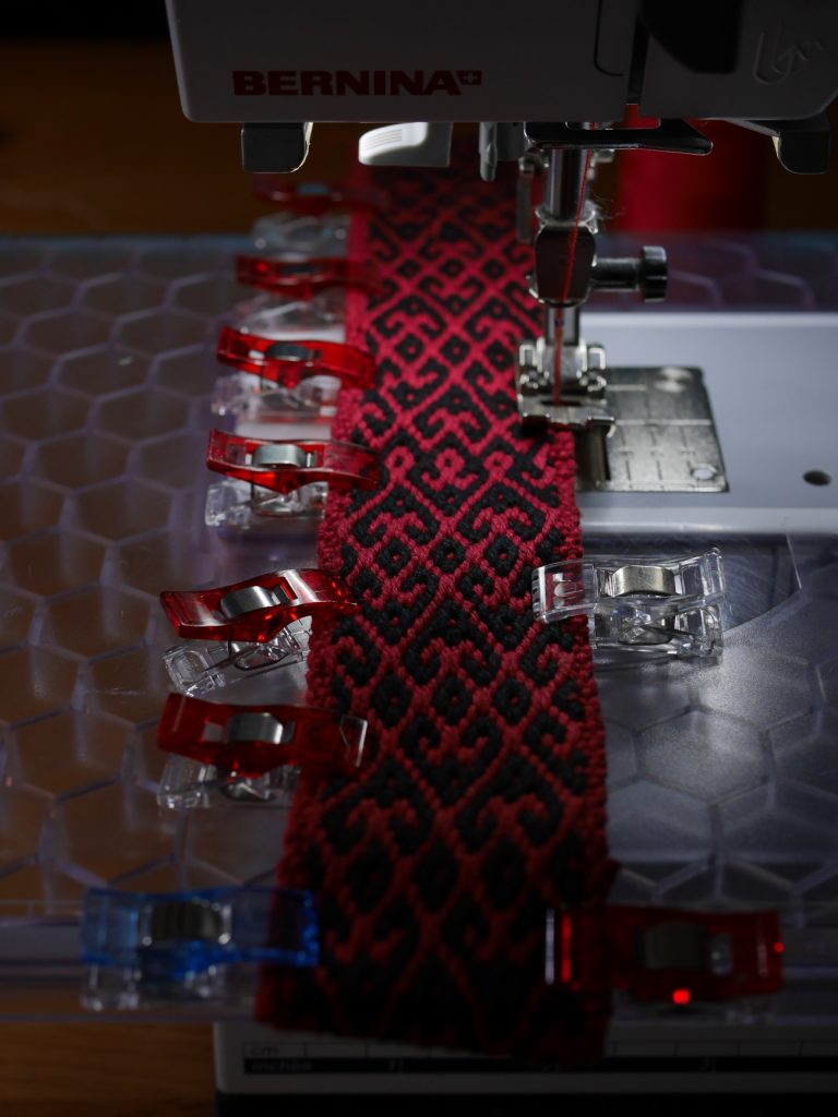 réparer un bagage abîmé avec un tissage artisanal sur métier à bandes