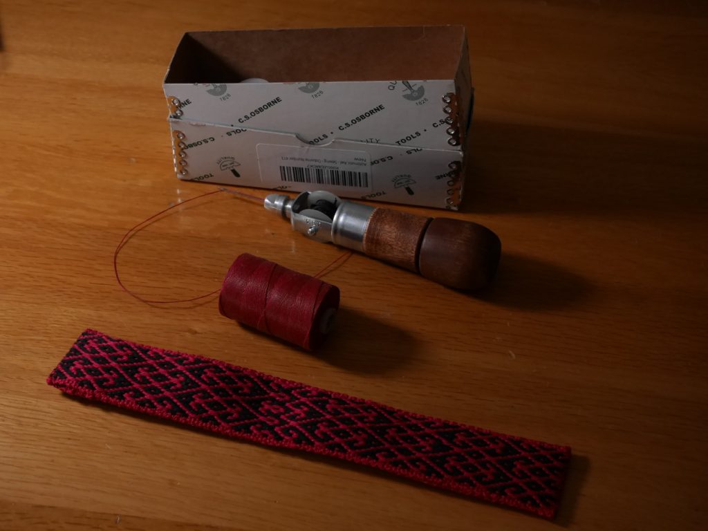 réparer un bagage abîmé avec un tissage artisanal sur métier à bandes