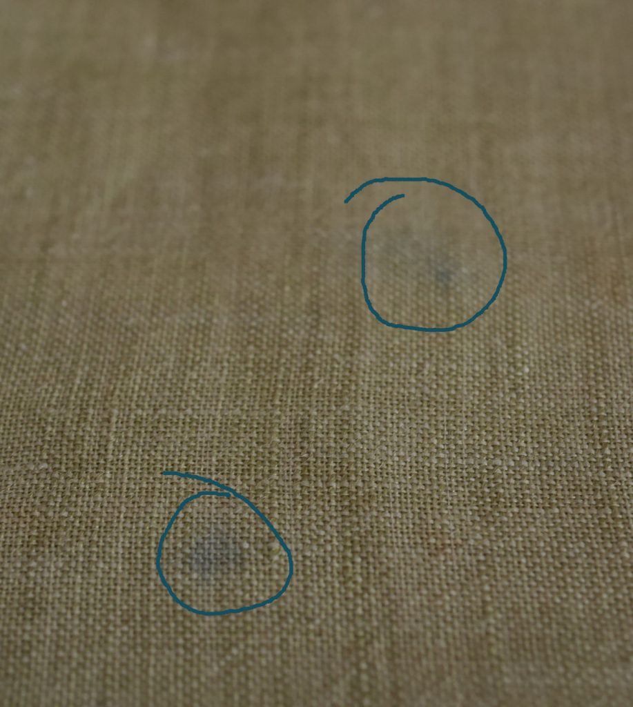 masquer une tache avec des feutres textiles