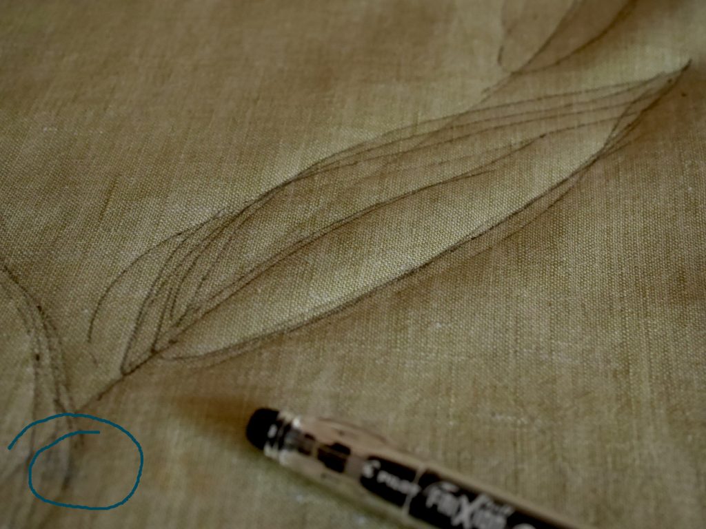 masquer une tache avec des feutres textiles