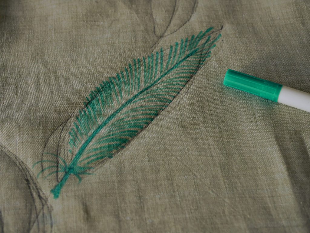 masquer une tache avec des feutres textiles
