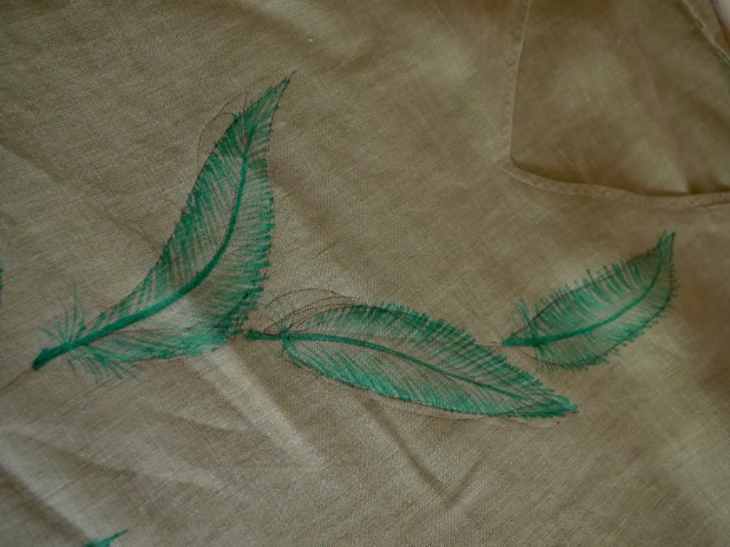 masquer une tache avec des feutres textiles