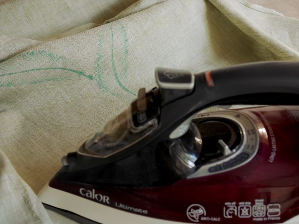 masquer une tache avec des feutres textiles