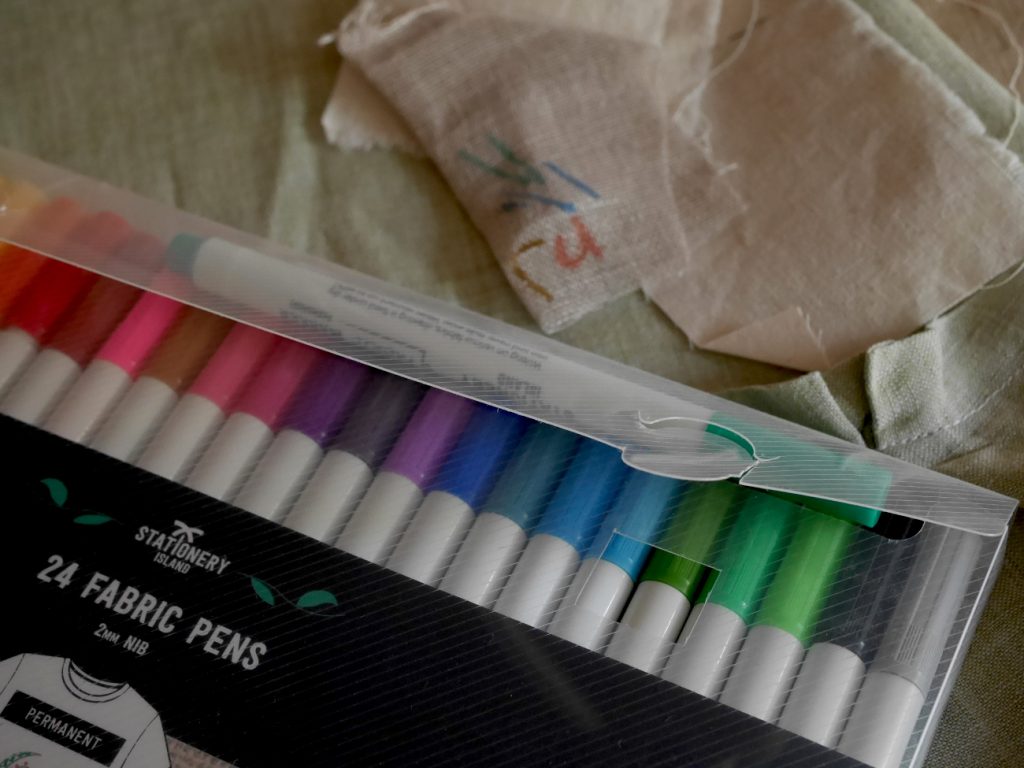 masquer une tache avec des feutres textiles