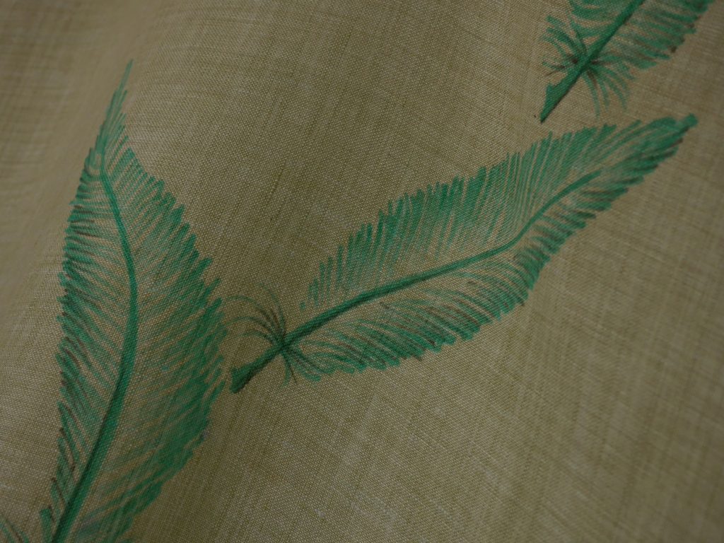 masquer une tache avec des feutres textiles