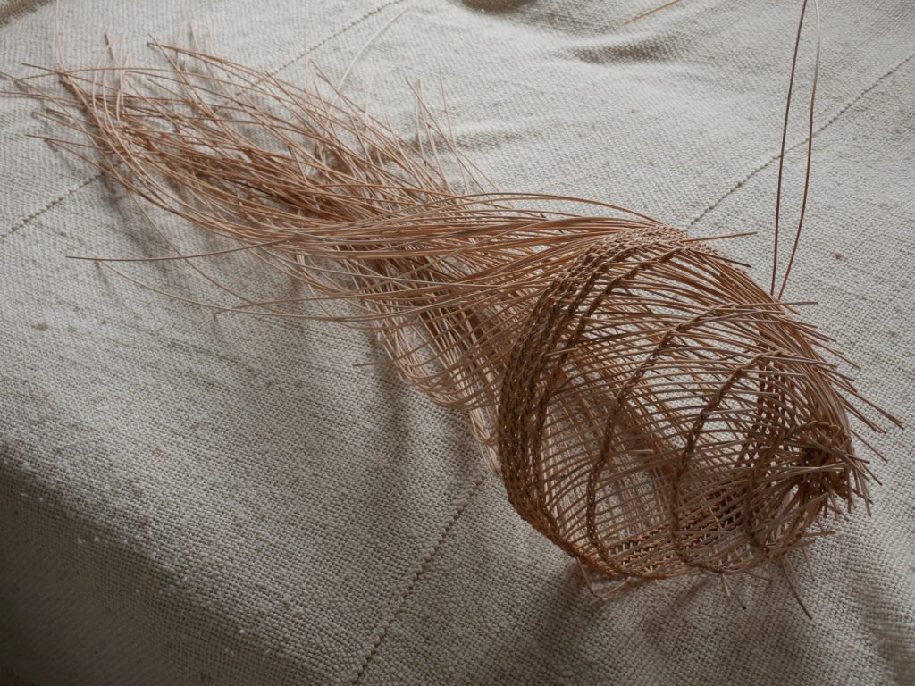 vannerie de rotin spiralée pour faire une cloche à fruits