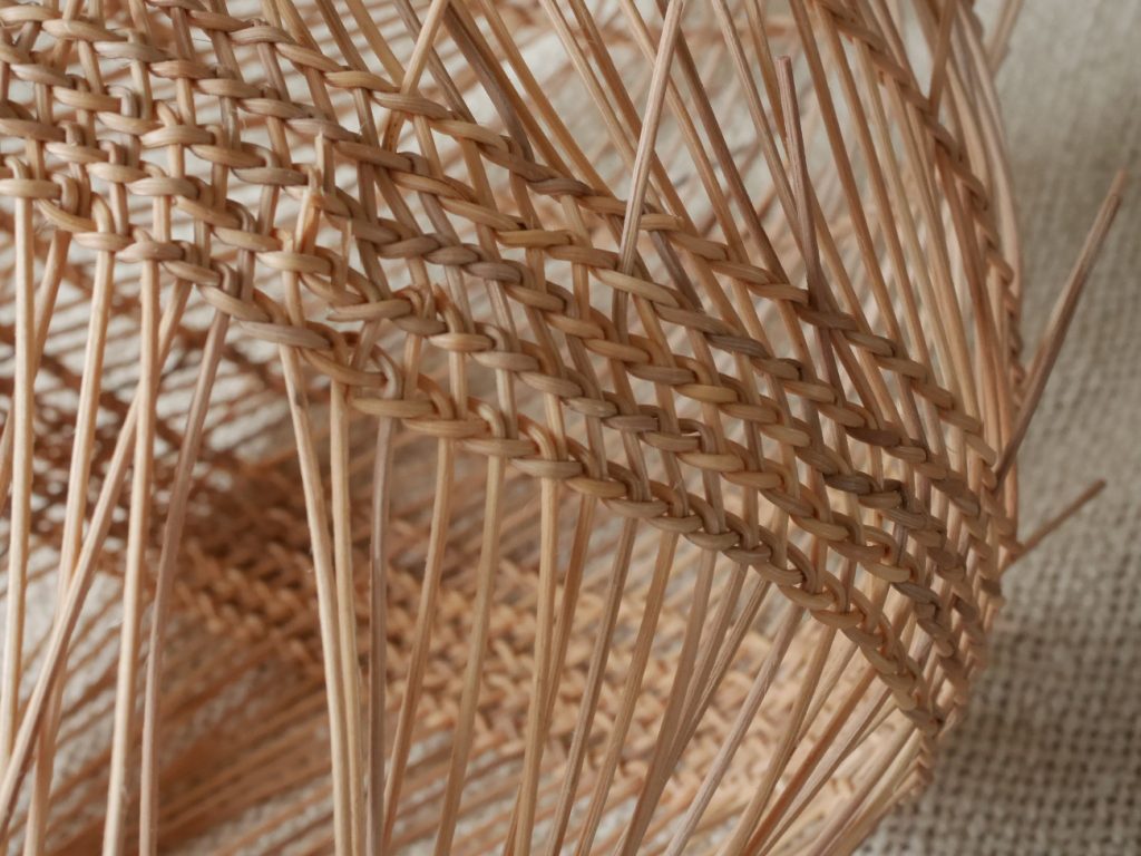 vannerie de rotin spiralée pour faire une cloche à fruits