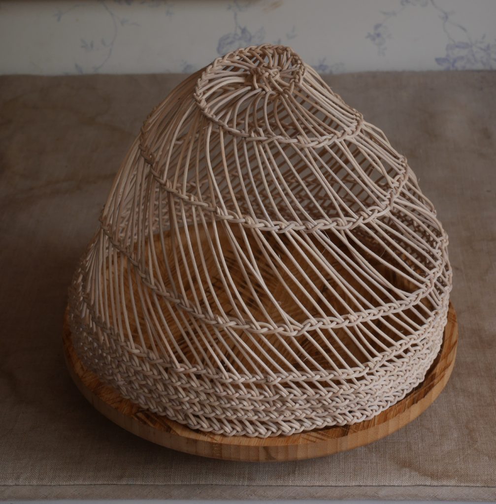 vannerie de rotin spiralée pour faire une cloche à fruits