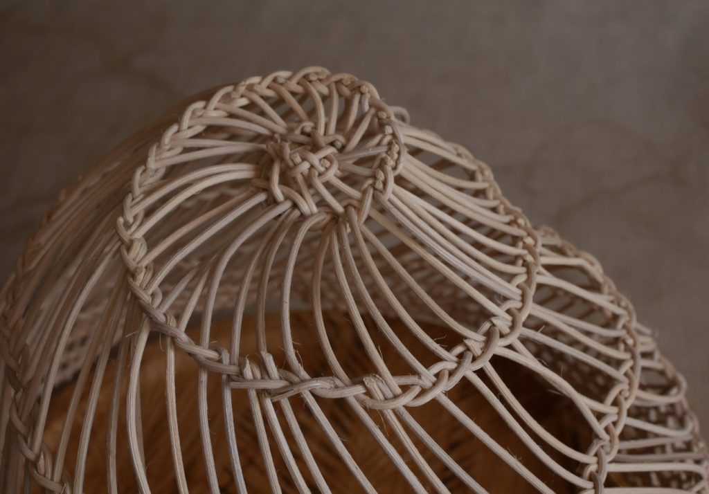 vannerie de rotin spiralée pour faire une cloche à fruits