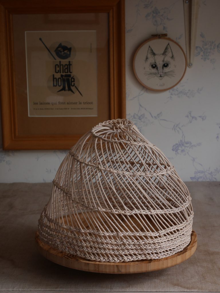 vannerie de rotin spiralée pour faire une cloche à fruits